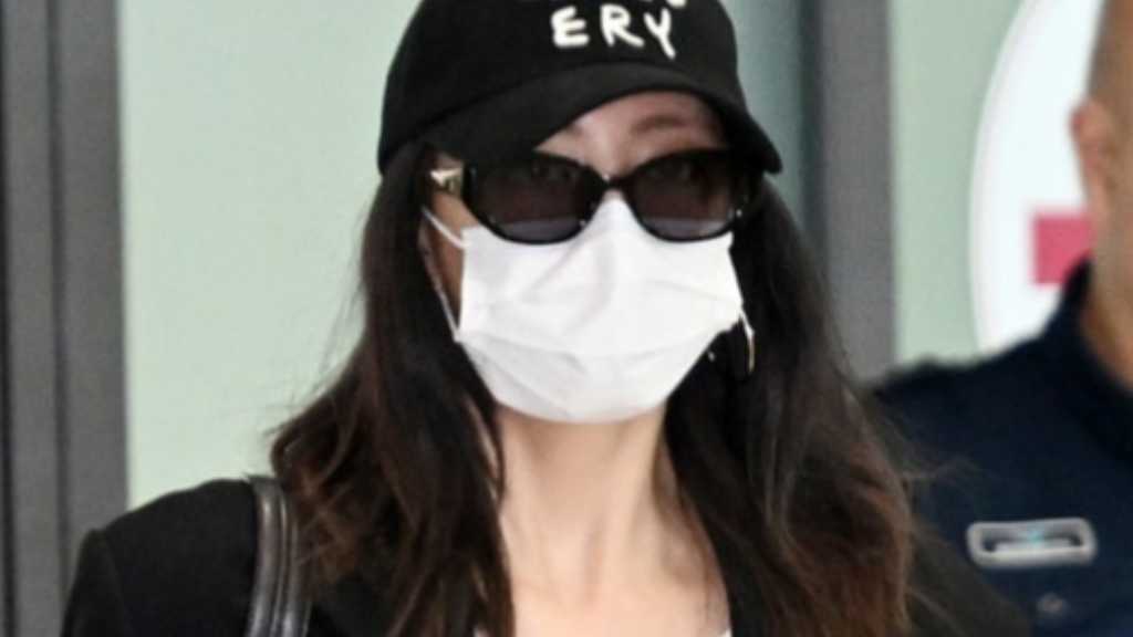 ITZY's Yuna arrives in Korea after FENDI show in Italy. She will debut as an actress in 'Miss Undercover Boss' as Park Shin-hye's sister.