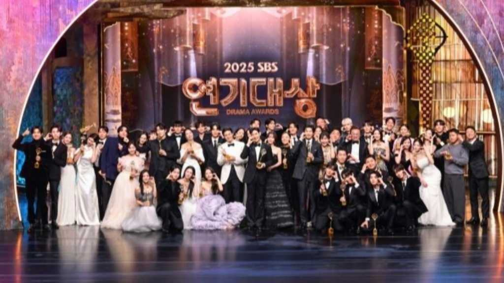 Lee Je-hoon won the Grand Prize at the 2025 SBS Acting Awards for his role in 'Revenge Agent 3: Model Taxi'.