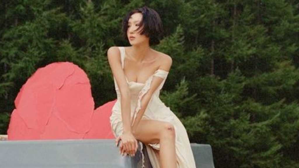 Hwasa of MAMAMOO wins 1st place on SBS's 'Inkigayo', marking her 4th music show win and setting new records for 'Perfect All Kill'.