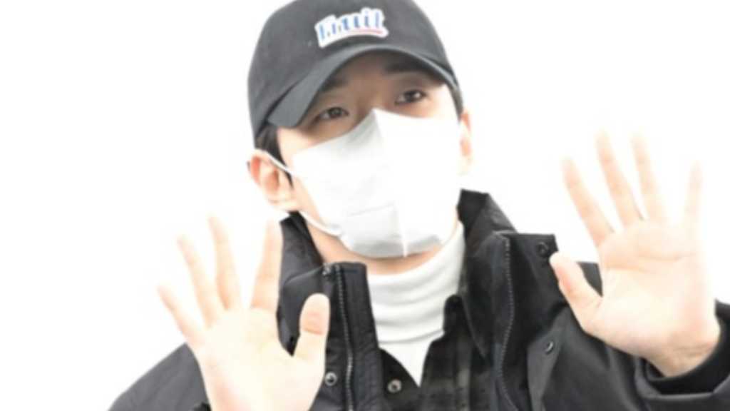 Junho of 2PM departs for Macau for a fan meeting. He will also host a pop-up store featuring his character, Emperor Penpen.