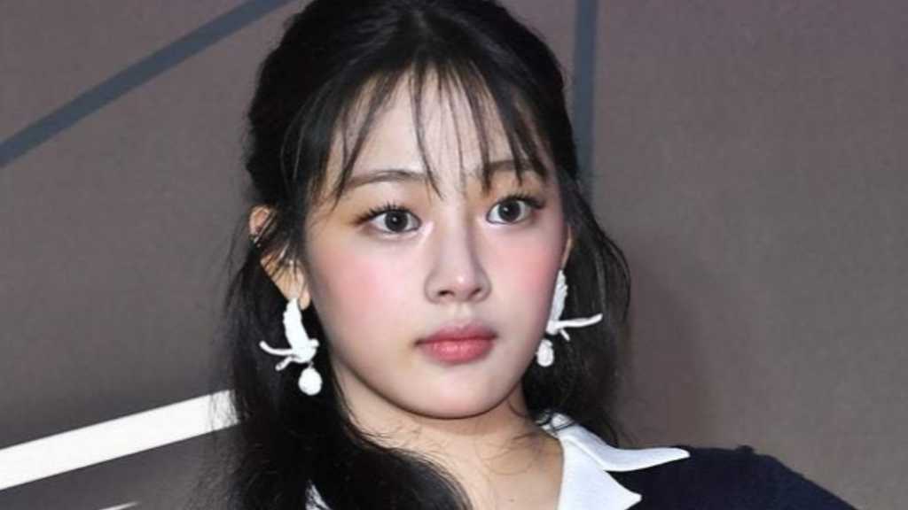 ロンドンでNewJeansのミンジを目撃したとの投稿があり、ADORとの契約問題も報じられている。