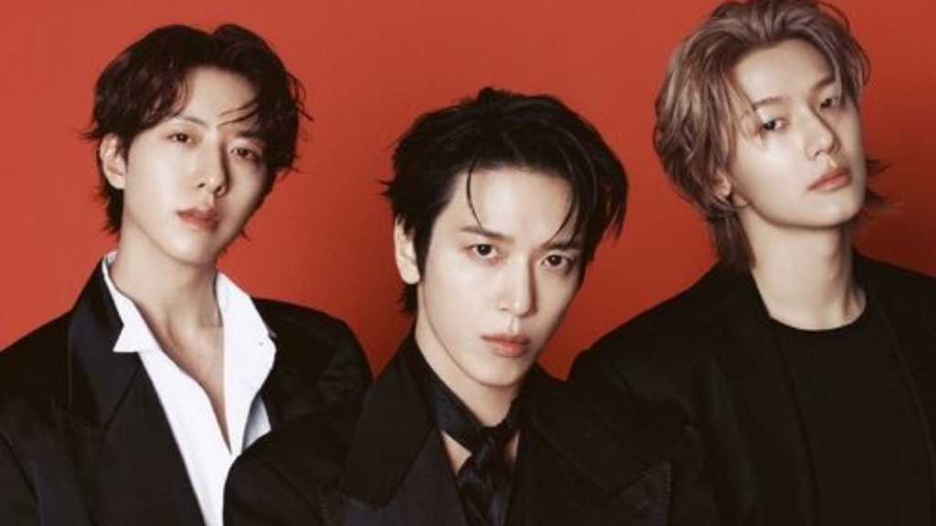 CNBLUEが「COSMOPOLITAN」5周年号に登場。個々の魅力を発揮し、ワールドツアーも進行中。