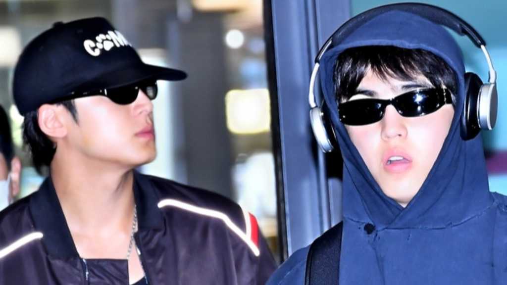 SEVENTEEN's S.Coups and Mingyu return to Korea after overseas schedules. They announce a collaboration and a Blu-ray release.