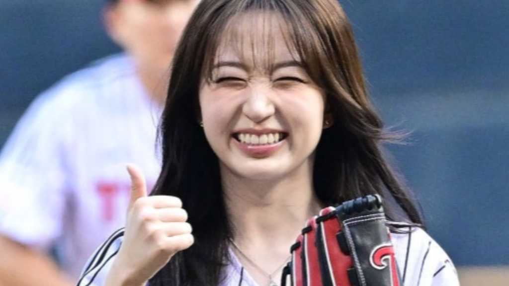 On the afternoon of the 20th, NMIXX's Heawon threw the first pitch at the KBO League game between LG Twins and Lotte Giants in Seoul.