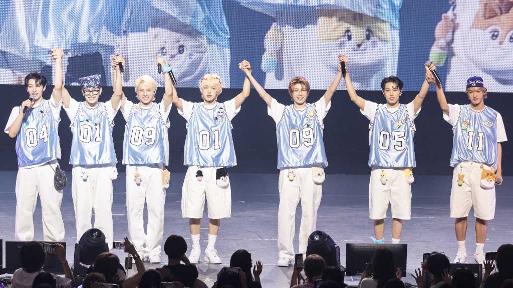 NEXZが全国ツアーを成功裏に終え、1周年を祝う感動的な公演を実施。新曲や特番も発表し、今後の活動に期待が高まる。