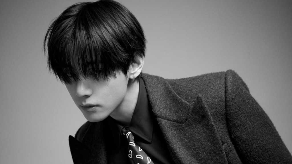 BTSのVがInstagramにシックなビジュアルを披露し、ファンから絶賛の声が寄せられた。