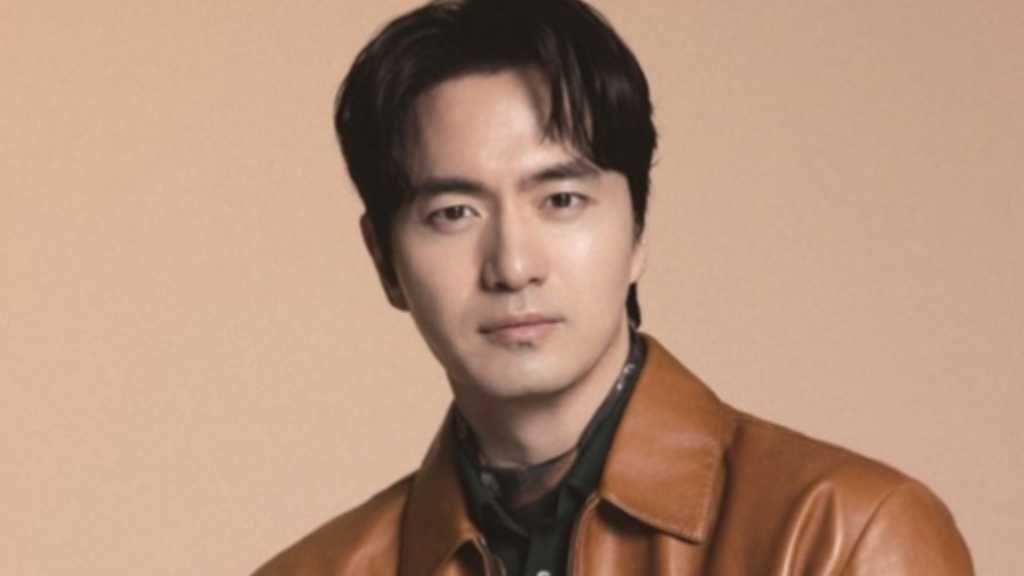 俳優イ・ジヌクがドラマ「エスクァイア」で年齢差のあるチェヨンとのロマンスを調整したと語った。視聴者の反応を考慮し、恋愛要素を調整した。