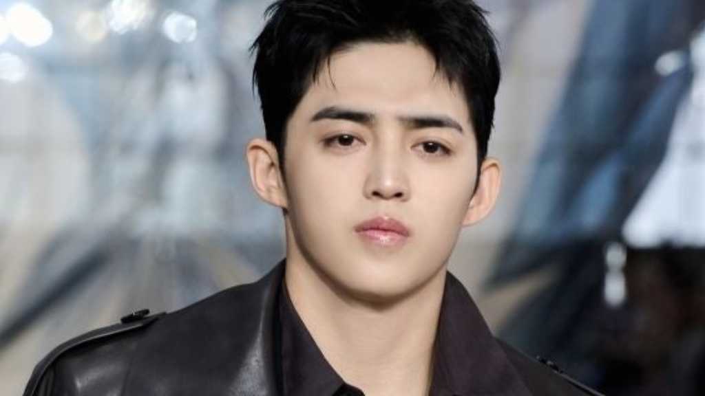 S.COUPS from SEVENTEEN made history at the Milan Fashion Show, showcasing a trench coat and expressing gratitude for new experiences.