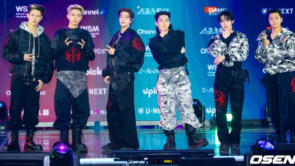 ENHYPENが「第2回 D Awards」に出席し、ヒスンとソンフンが注目を集めた。