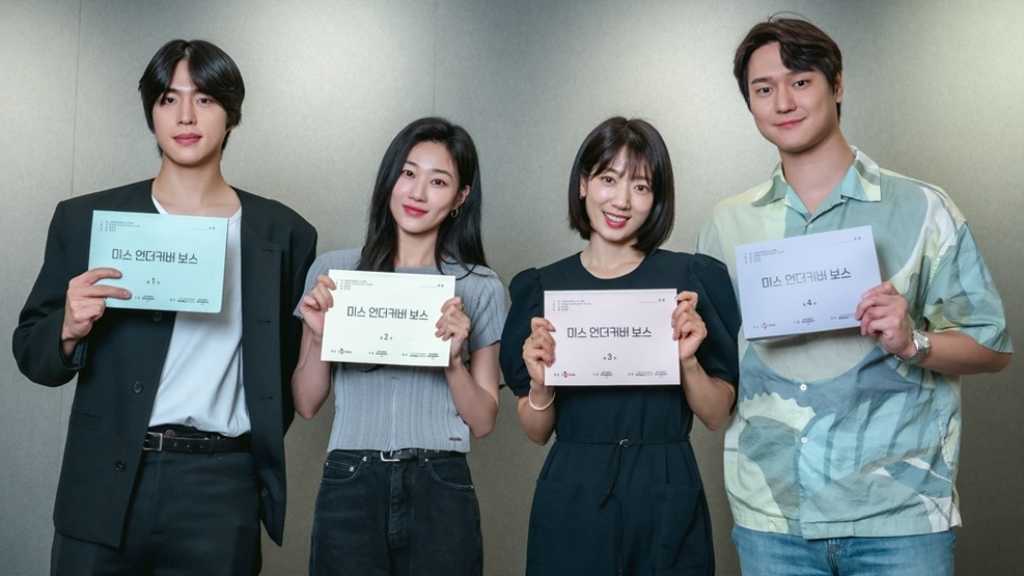 韓国の新ドラマ「アンダーカバー・ミスホン」が台本読み合わせを公開。パク・シネら実力派俳優が集結し、期待が高まる。