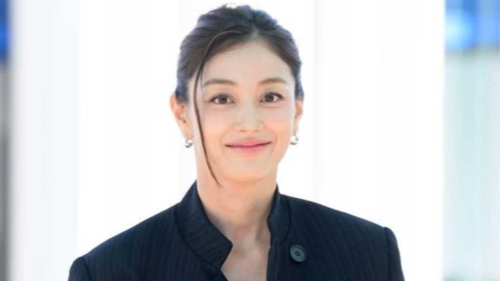 TWICE's Jihyo left for Paris via Incheon International Airport on the morning of the 1st to attend Fashion Week.