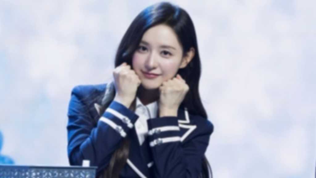 Kim Ji-won wrapped up her first fan meeting in two years, delighting fans with piano songs, dance stages, games, gifts, and heartfelt fan service.
