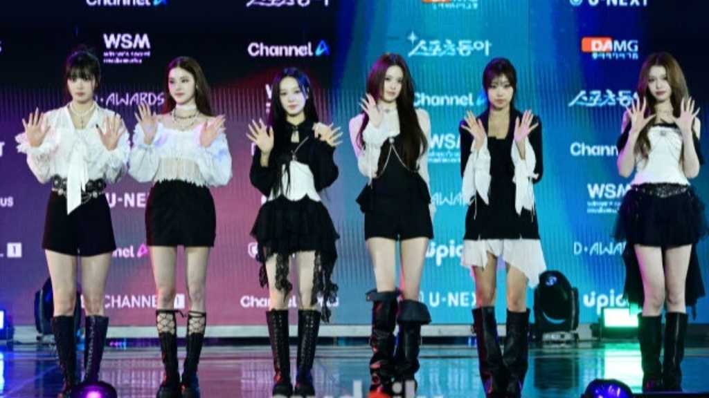 iznaが「第2回 D Awards」のレッドカーペットイベントに登場し、他のグループも受賞者を発表。