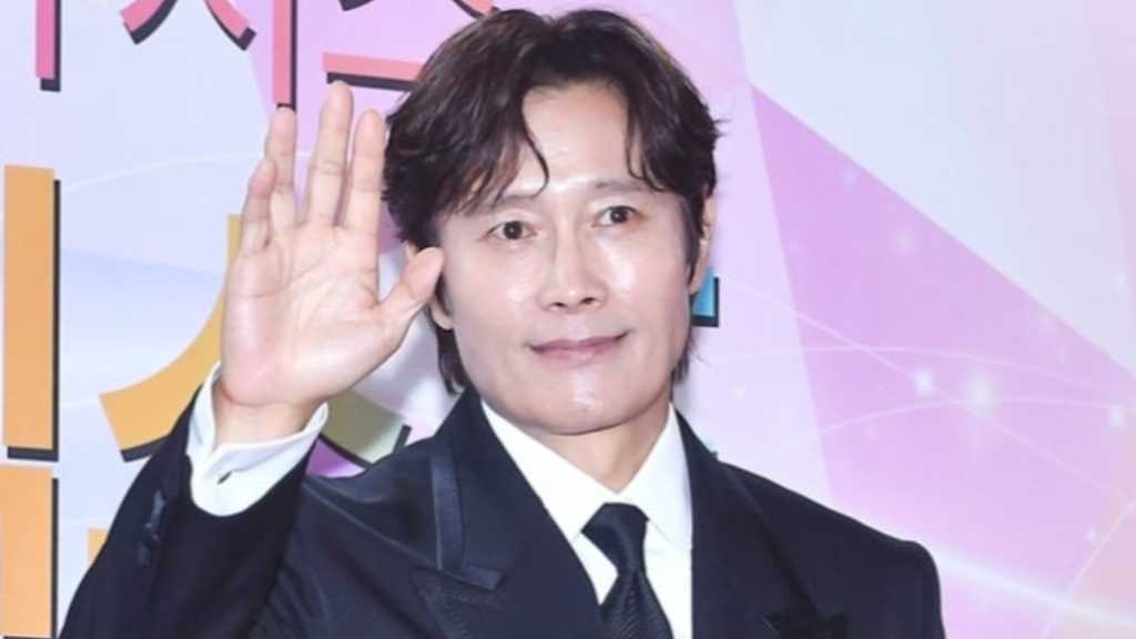 Lee Byung-hun appeared on the red carpet at the 8th NEWSIS K-EXPO in Seoul, an event honoring those who advanced K-culture.