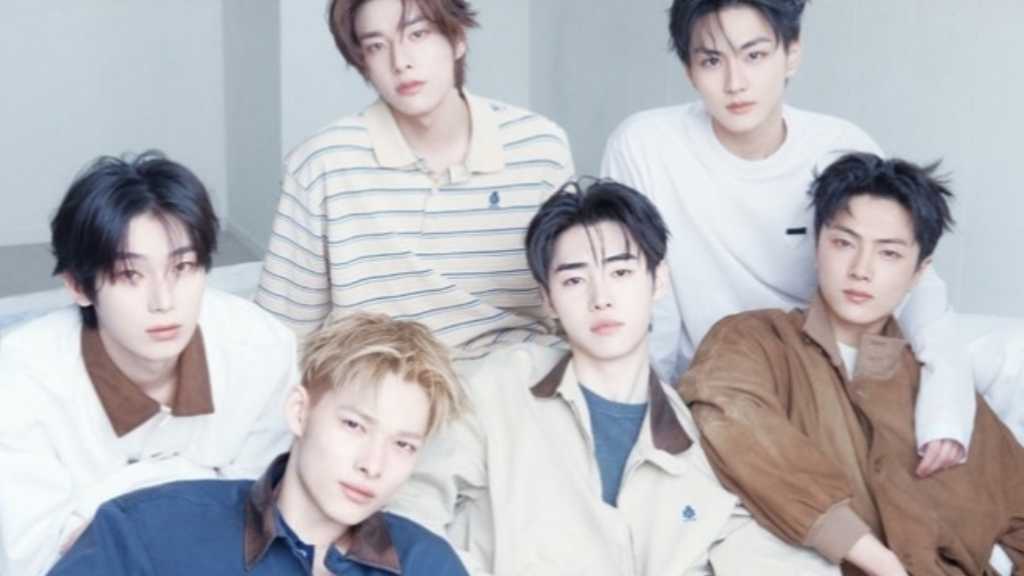 ENHYPENが「DAZED」のグラビアで純粋さと力強さを表現。プラダのアンバサダーとして活動し、2026 SSコレクションを披露。