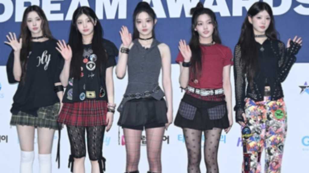 The 2025 K-WORLD DREAM AWARDS blue carpet event took place in Seoul, featuring artists like ILLIT, BTOB, and Stray Kids.