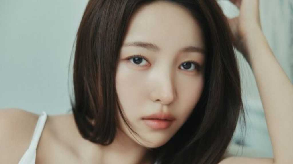Former GFRIEND member Kim Sowon signs an exclusive contract with HAKY Entertainment, aiming to enhance her acting career.