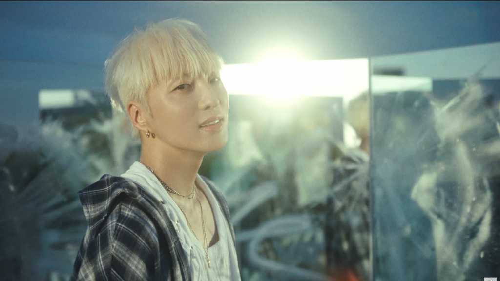 WINNERのカン・スンユンが2ndフルアルバム「PAGE 2」をリリースし、タイトル曲「ME（美）」のMVを公開。