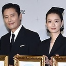 【PHOTO】イ・ビョンホン＆チョン・ユミら「2021釜日映画賞」ハンドプリンティングイベントに出席