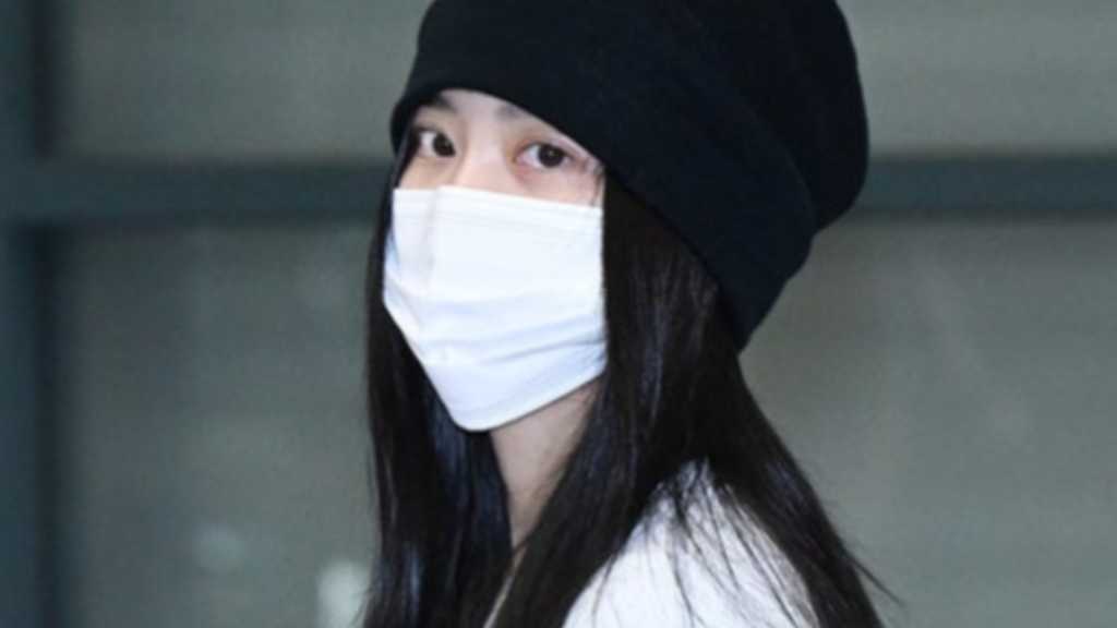 Kep1erのシェン・シャオティンが仁川空港に帰国し、アイドル陸上大会で圧巻のパフォーマンスを披露した。