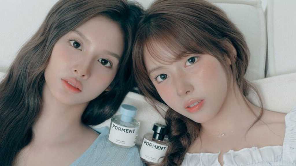 NMIXXのソリュンとジウが「Harper's BAZAAR Korea」で香水のグラビアを披露。ソリュンは「コットンベイビー」、ジウは「コットンメモリー」を表現。