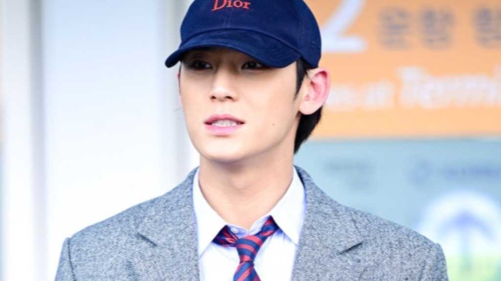 Mingyu of SEVENTEEN departs for Paris Fashion Week. He also has a live viewing event and magazine covers in Asia coming up.