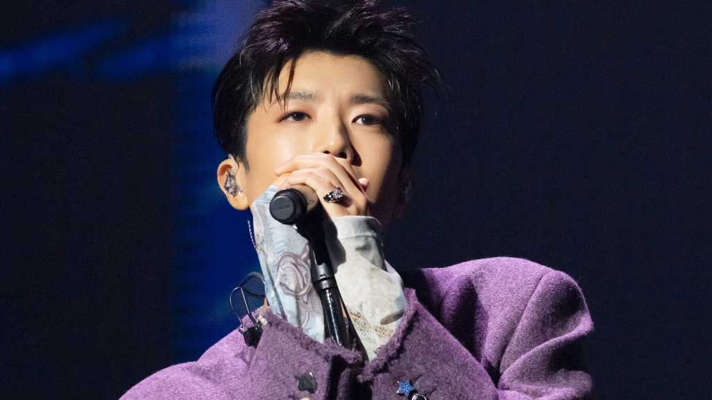 2PMのウヨンが日本ソロデビュー10周年を迎え、ベストアルバムが1位を獲得。神戸でのコンサートも盛況。