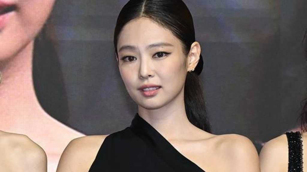 BLACKPINKのジェニーがパリでシャネルのファッションショーに参加し、女優たちと交流。ペ・スジとの親交も話題に。