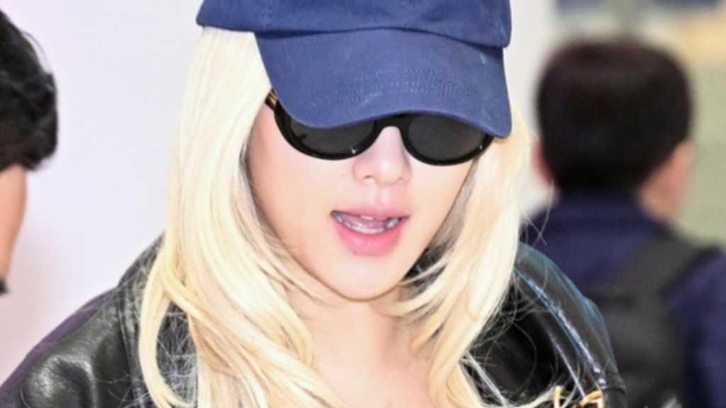 BLACKPINK's Rosé arrives in Korea after overseas events, visits Super Bowl venue, and garners attention for her Grammy Awards look.