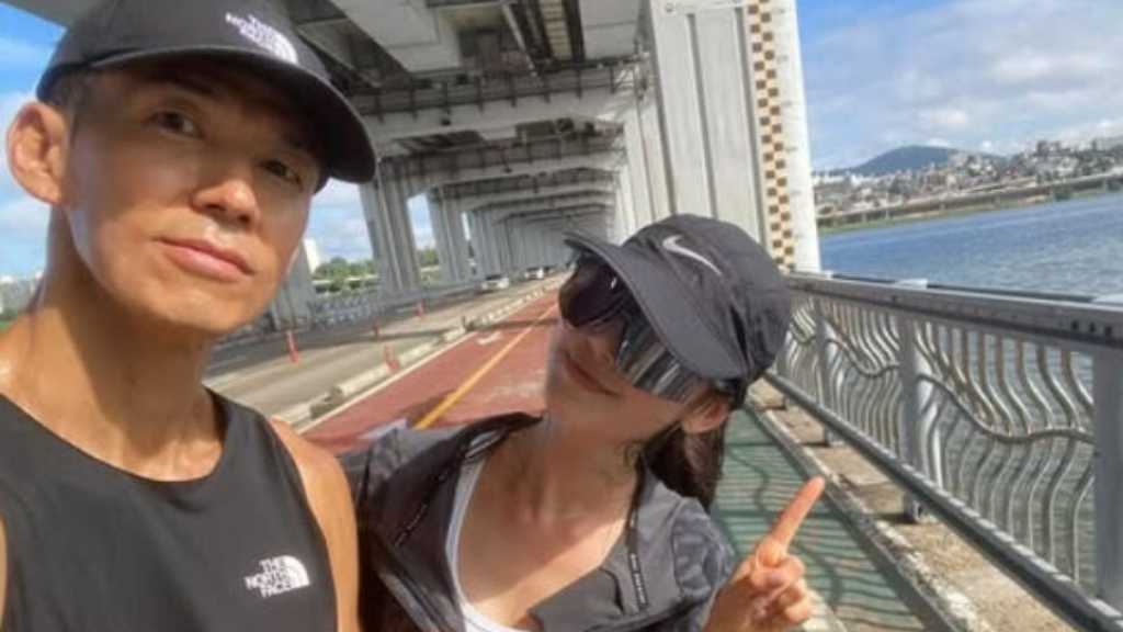NewJeansのダニエルがJinuseanのSEANと共に早朝ランニングを行い、10kmを56分で完走した。
