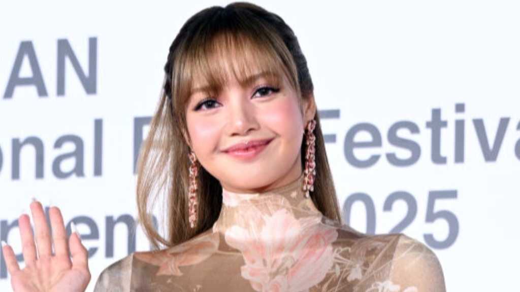 BLACKPINK’s Lisa won Best Pop at the MTV VMAs, becoming the first Asian and first K-pop solo artist to do so.