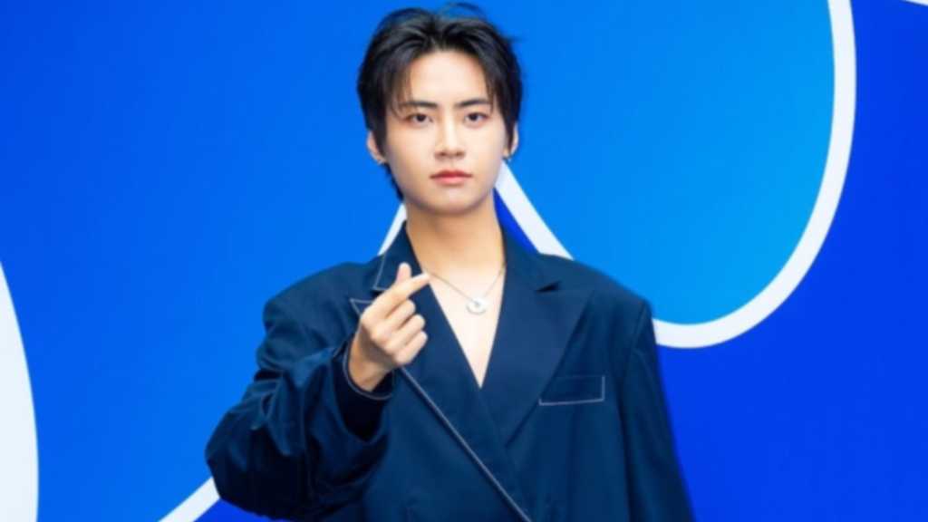 2026 S/S Seoul Fashion Week kicks off at DDP with stars like Lee Jin Hyuk and DREAMCATCHER's Jiu attending the event.