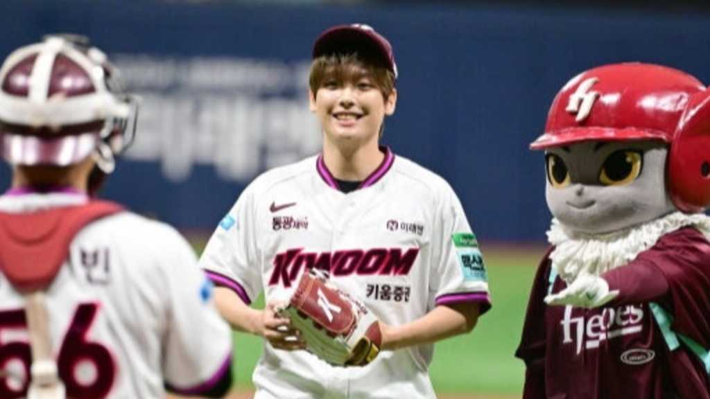 At the KBO game on the 30th, SF9's Inseong sang the national anthem and threw the first pitch, promoting his new album and upcoming events.