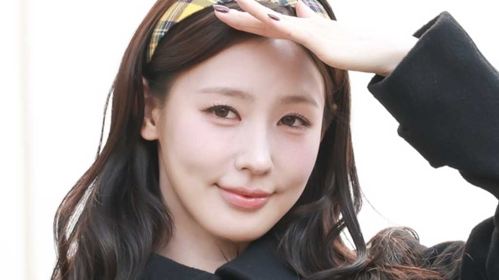 Miyeon from i-dle participated in the recording of 'Knowing Bros' at JTBC studio in Goyang, while promoting her new album.