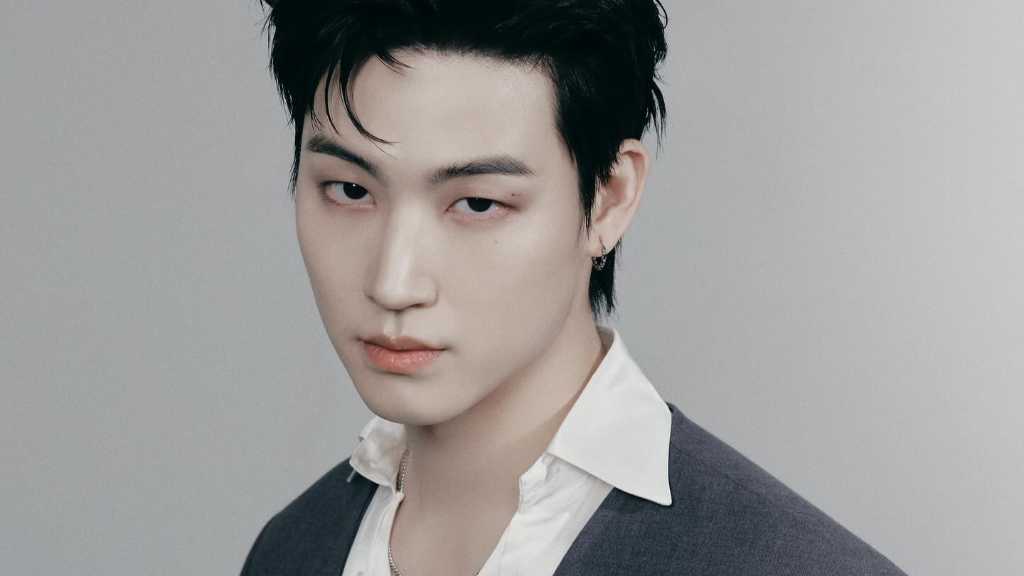 JAY B from GOT7 is rumored to be dating influencer Lee Chae-eun, with evidence from shared photos and social media interactions.