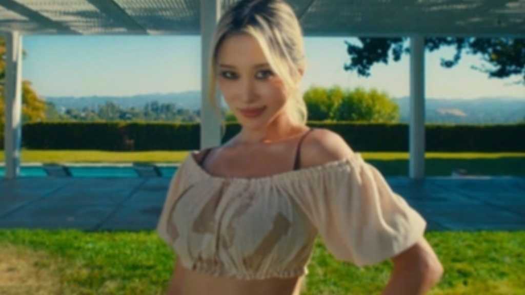 Dawon from Cosmic Girls makes her solo debut with the single 'gonna love me, right?', showcasing her artistic vision and talent.