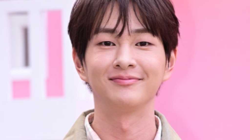 SHINeeのオンユが5thミニアルバム「TOUGH LOVE」発売記念イベントに登場。ソロアーティストとして成長した姿を見せる。