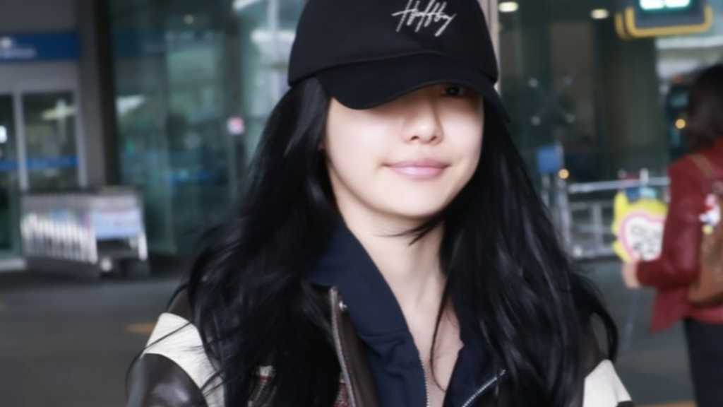 aespaのNINGNINGが中国でのプロモーションを終え、仁川空港に帰国。新ビジュアルや「FILA」新作、人気ブランド「Matin Kim」のアンバサダーに就任。