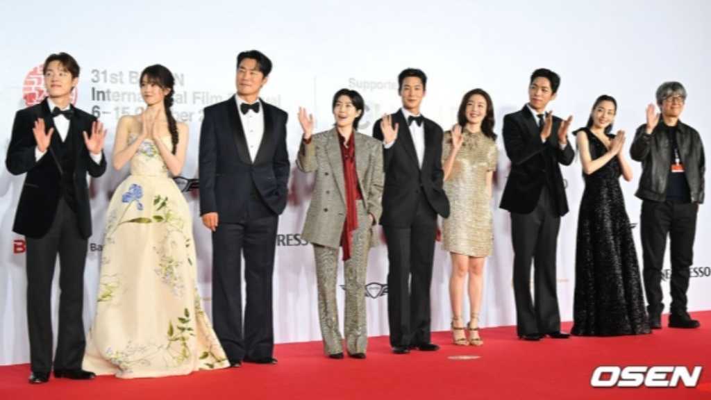 Kim Min-ha, Shim Eun-kyung, and other cast members of the opening film attended the 31st Busan International Film Festival red carpet.