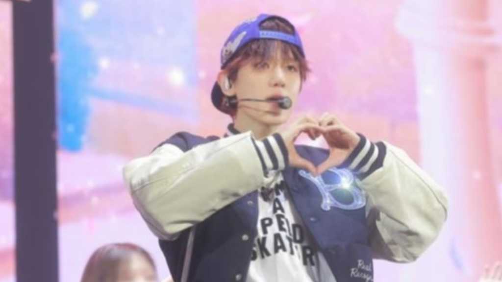 EXOのベクヒョンがソウルでアンコールコンサートを開催し、ファンに感謝を伝えた。新曲の初公開もあり、期待が高まる。