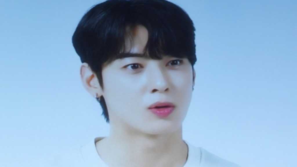 Actor Kan Hanul praises ASTRO's Cha Eunwoo during a film event, highlighting their camaraderie and the film's comedic premise.