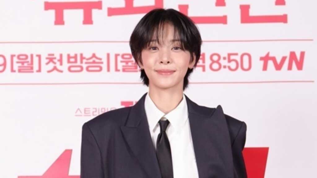 At the production presentation for "Tangeum," director Park Dan-hee praised Seol In-ah for returning to set after an injury and finishing filming.