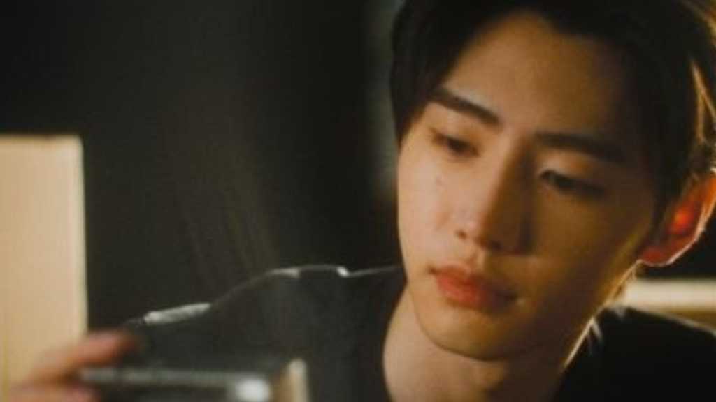 ENHYPEN's Sunghoon showcases his charm in a cover of Vaundy's 'Dancer,' highlighting his unique style and visual storytelling.
