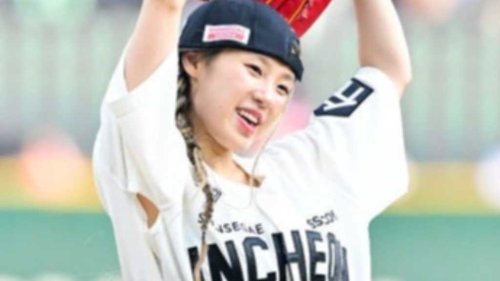 At the KBO game, dancer Lee Jung threw the first pitch and shared a dance video with BTS's V, while TWICE's Momo celebrated a win.