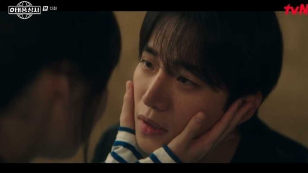 In 'Teppun Trading,' Juno and Kim Min-ha's characters confess their love after a dramatic rescue, leading to their romantic relationship.