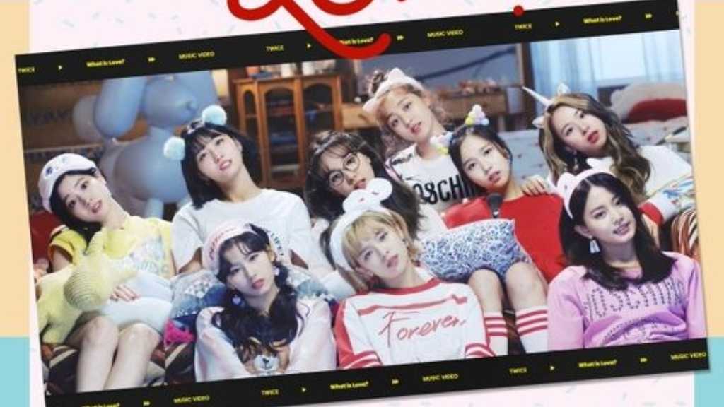 TWICEの「What is Love？」がYouTubeで9億回再生を達成。彼女たちは25本の1億回再生超えのMVを保有し、ワールドツアーも展開中。