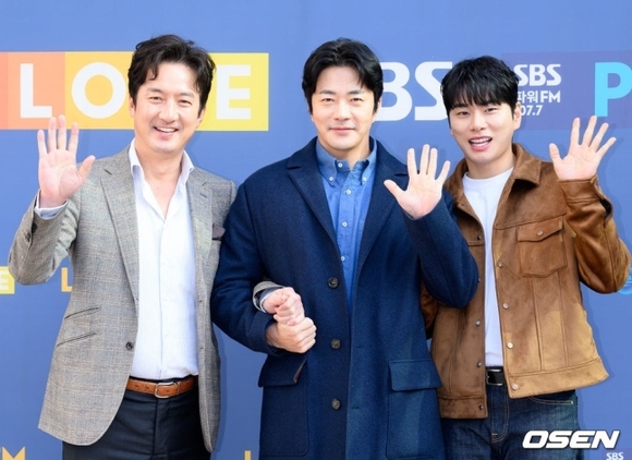 【PHOTO】クォン・サンウ＆イ・イギョン＆チョン・ジュノ「2時脱出Cultwo Show」出演のため放送局へ - Kstyle