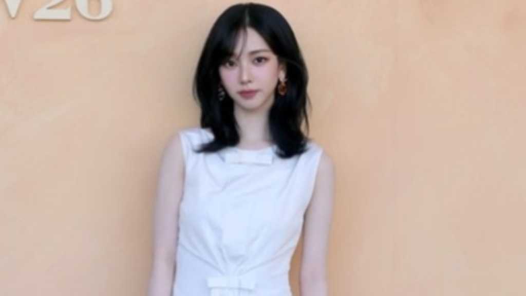 KARINAがミラノでPRADAのファッションショーに参加し、清純かつ優雅なスタイリングを披露した。