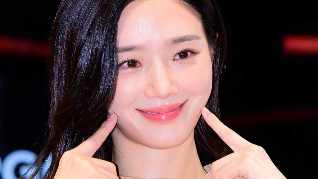 Park Gyu-young attended an HOURGLASS event at Lotte Department Store in Jamsil, Seoul, on the morning of the 6th.