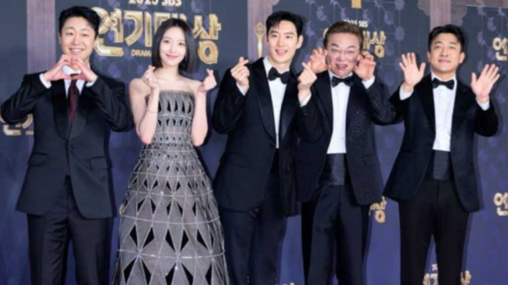 The 2025 SBS Acting Awards red carpet featured many stars, including Choi Woo-shik and Park Hyung-sik, showcasing popular dramas.